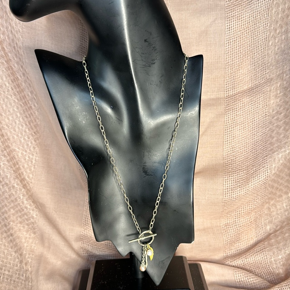 Vantel pearls toggle charm necklace